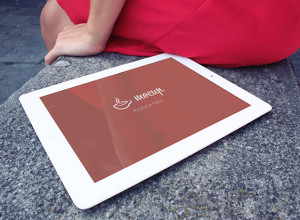 Free-iPad-2-Mockup-Lady